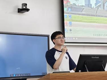 电脑前的人 AI 生成的内容可能不正确。